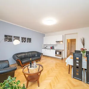 https://apartment-ujezd-25.praguehotelsweb.com